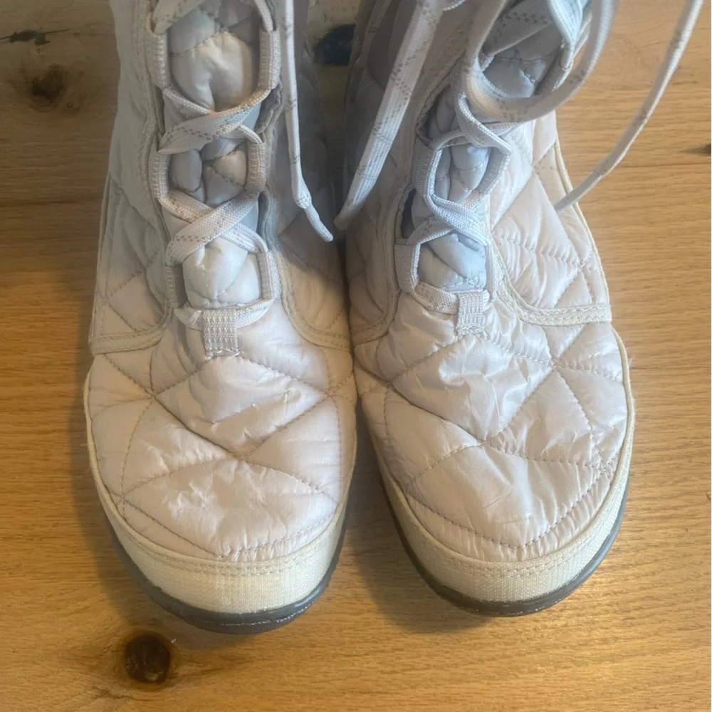 Columbia Cream Quilted Boots Faux Fur Omni Grip Women’s 8 1/2‎ Preloved